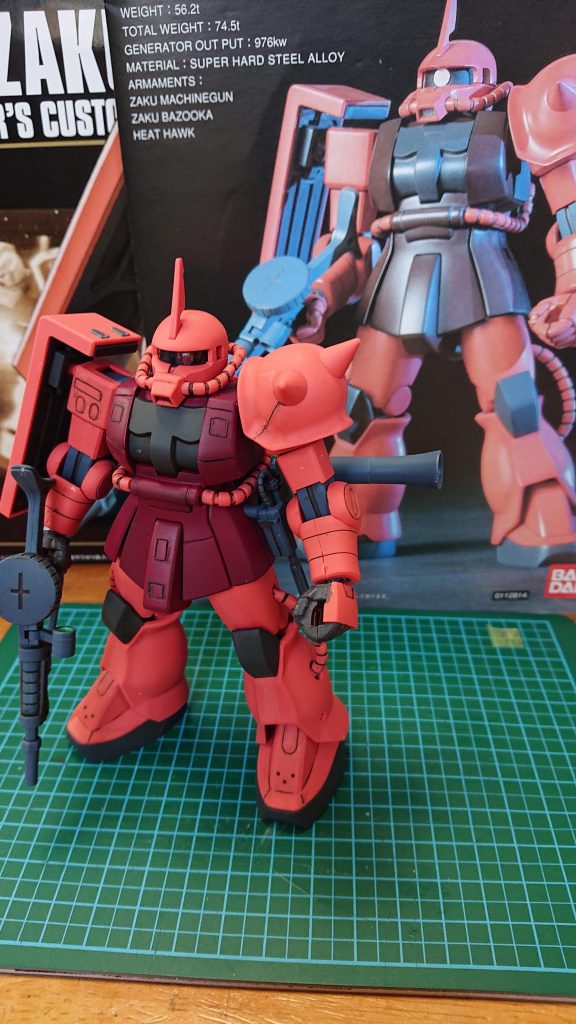 やっぱりテッカテカより、つや消しでしょ✨モノアイは他のプラモの赤クリアランナーを利用。胴体の色の違いがわかるだろうか😆