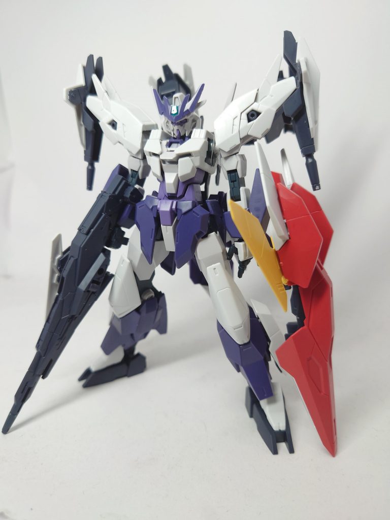 塗装前このカラーリングでも格好良かったんですが、今回はG3→Hi-νの換装でヒロトの過去を知り、小説ではアムロ共に散ったG3から、子を持ったアムロの様な強さを持つHi-νへの変化を表現したかったので塗装してます。