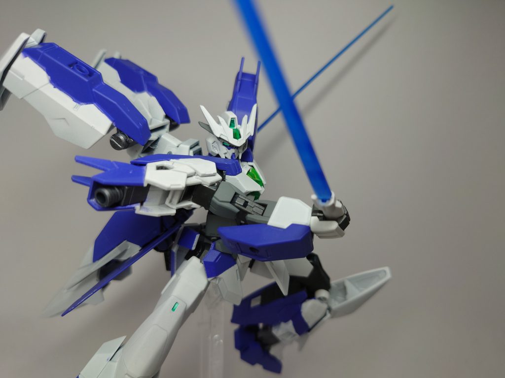 マインスガンダムになってからはジェネレーター出力が上昇、ビーム・サーベルの刃が青く変わります武装もシュートライフルを携え遠近共に強化され、バックパックにはビット兼スラスターユニットを装備し最高速も確保