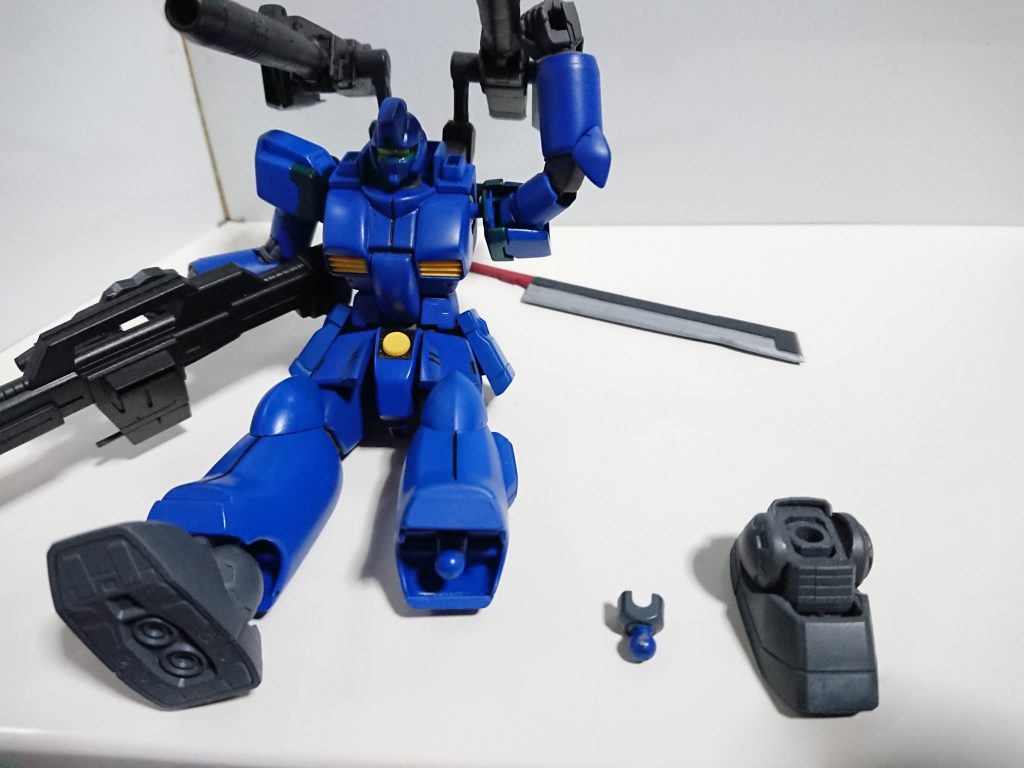 足の軸は一旦切断して3㎜穴を開けてボールデンの軸を刺し接着ボールデンの受けの方もピンを切り落として穴を開けガンキャノンの足の元の軸を刺しこみ伸ばしました。ついでにボールデンを目立ちにくくするためプラ材で裾を少し伸ばしてます。