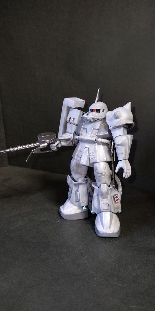 全体的にスモークグレーでシャドウ吹きしてクリアーホワイトを混ぜてシェーディング、最後に軽くシルバーでドライブラシしてます。