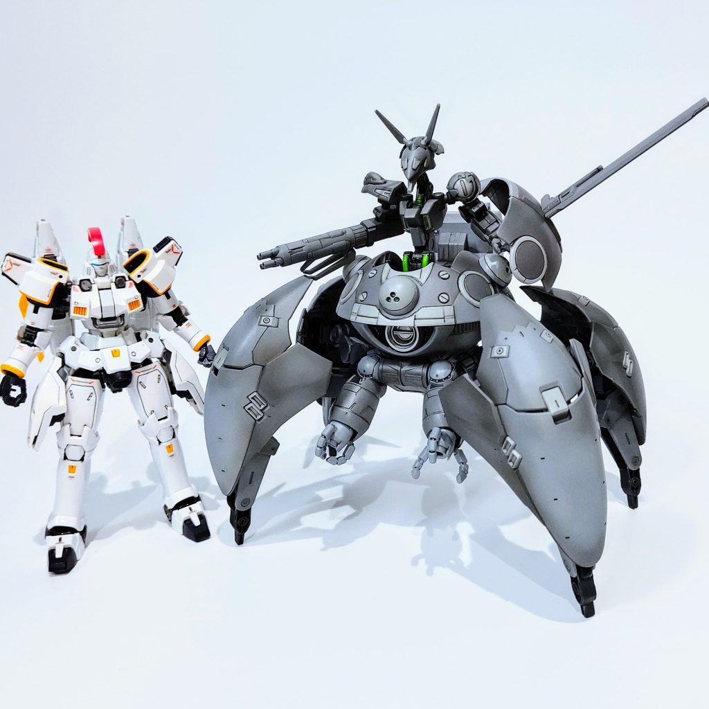 メイン画像で踏み倒されていた、ドーバーガン欠品で千円で購入したトールギスと並べて。多分、HGバウンドドックはもっと大きいのだと思いますが、結構ボリュームありますねw