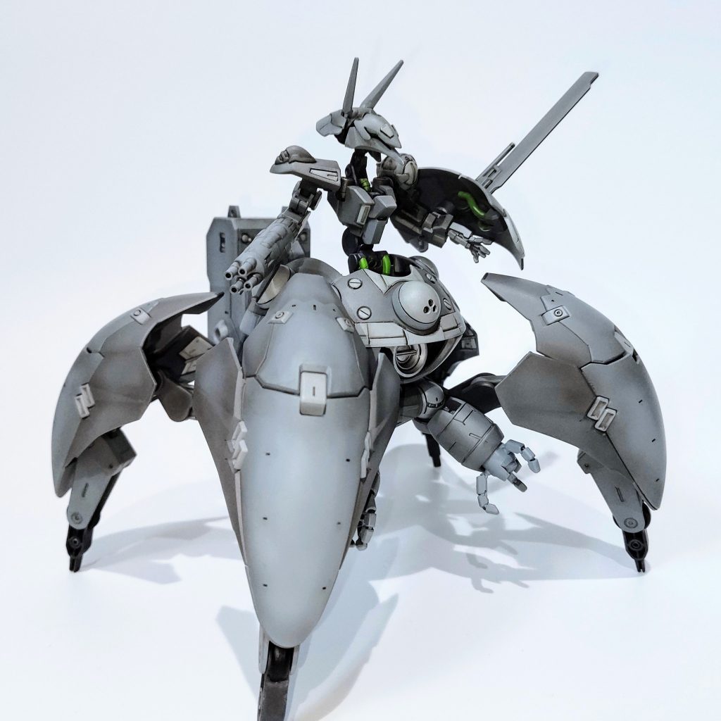 バウンドドック形態へ‼️右腕の都合もあり、初めから完全変形は無理だと考えていましたが、結構広いと思っていたウォドムの胴体内部、バウンド胴体を収納するほどのスペースは無く…wタチコマ形態の時は、バウンド胴体は背部のコンテナに。頭部、左腕はウォドム内部に。右腕は股下にと、バランバランに収納されております…w(￣▽￣;)