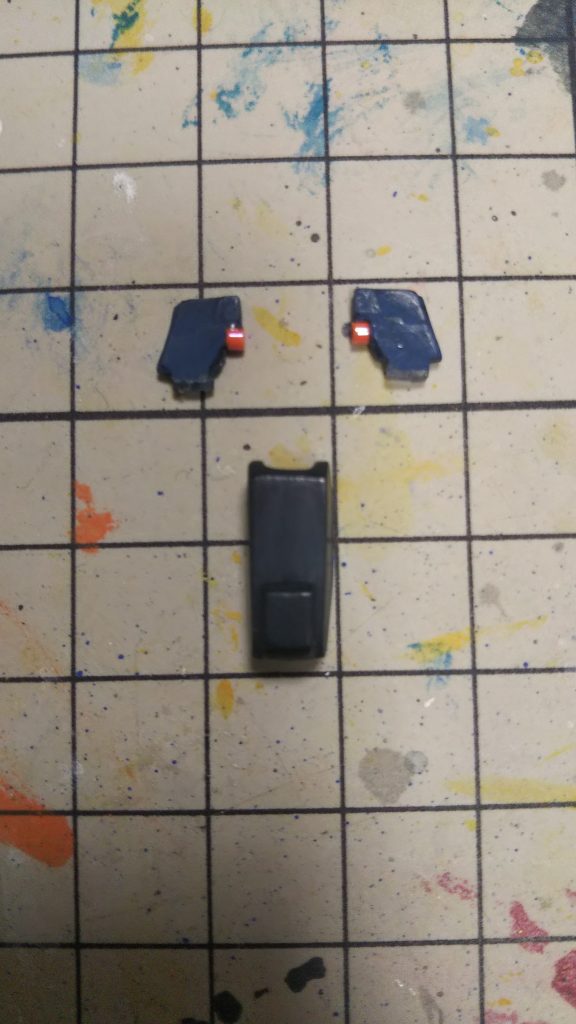 これが いろいろあった原因です😭寝ぼけながらゲート処理してたら削りすぎてパーツが変形してしまったので この3つのパーツはレジンで複製しました😅前にユニコーン・ガンダムを製作したので そこから拝借してレジンで複製しました。