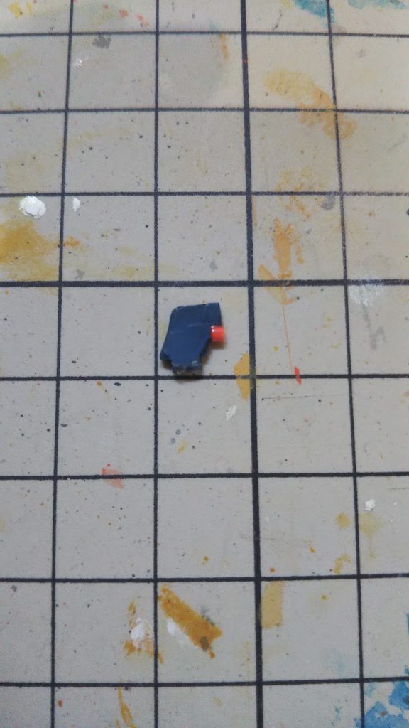 サイコフレームの箇所はオレンジのビーズを使用し レジンで接着しました😅嫁が趣味でレジンとビーズを作っているので レジン UVライト ビーズを持っていたので助かった❗️😂ありがとう嫁よ❗️😭