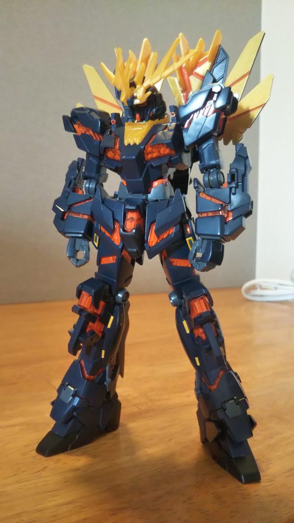 バンシィ・ノルン(デストロイモード)はサイコフレームがクリアパーツでかっこいいのですが・・・ユニコーンと違い暗い色のためクリアパーツも暗くなってしまうので 😩今のプラモ環境でいい方法は ないかと考えた結果 クリアパーツの裏からアクリルガッシュのオレンジを塗るという事になりました😅シルバー・ゴールドも試してみたのですが自分にはオレンジがいいかなぁ～と思いオレンジにしました🤔