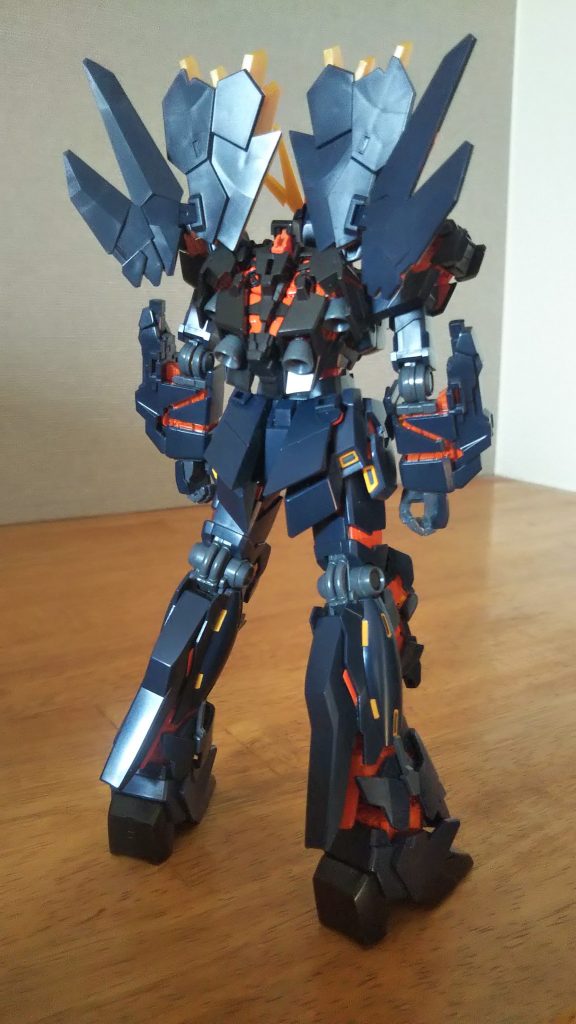 背面から 基本クリアパーツは裏からオレンジを筆塗りしたのですが組み合わせ的にどうしても暗くなる場所がでてくるのでクリアパーツが暗くなる箇所は表からオレンジを筆塗りし そして光沢クリアを筆塗りしました😅光沢クリアは塗るというより希釈せずに塗料を置く感じで筆塗りしました。