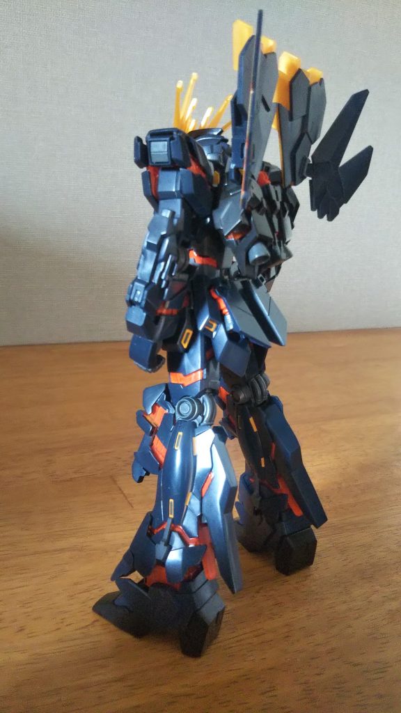 横から 黒がメインの中にゴールド オレンジの配色がバンシィ・ノルンの好きなところです❗️😊劇中もカッコよかった❗️😆