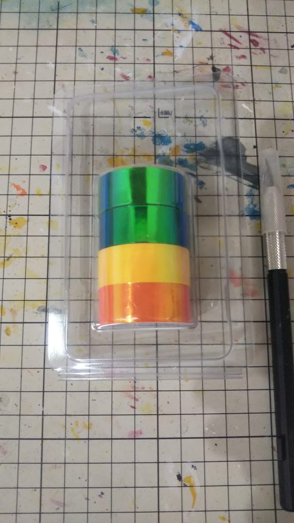 使用したのは100均の装飾テープです❗️筆塗り部分塗装では今の自分の実力では不可能だったので諦めていたのですが😣今日 家族で100均に行った時に偶然見つけコレは使えるのではっ❗️と思い試しに使ってみました❗️