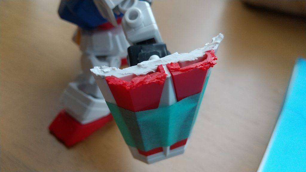 リューターの丸ノコでシールドをぶった切りました。クラッシュモデルは小学生以来久しぶりで、当時はガスコンロで針金をあぶってやってたな~と思うと、ちっちゃいくせに危ない事してたなと懐かしい気持ちになりました。