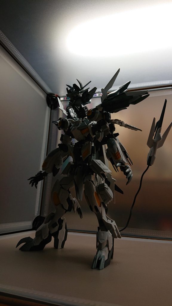 太古の昔に起きた大戦[終末の日]その日ラグナヴォルフと共に戦い数々の災いと悪しき者を蹴散らし、喰らい、多くの人々を救った神獣がいた大戦が終わり、長い眠りについていた神獣は災厄ディザイアガンダムの気配を察知しかつての友の機体のもとへ駆ける！