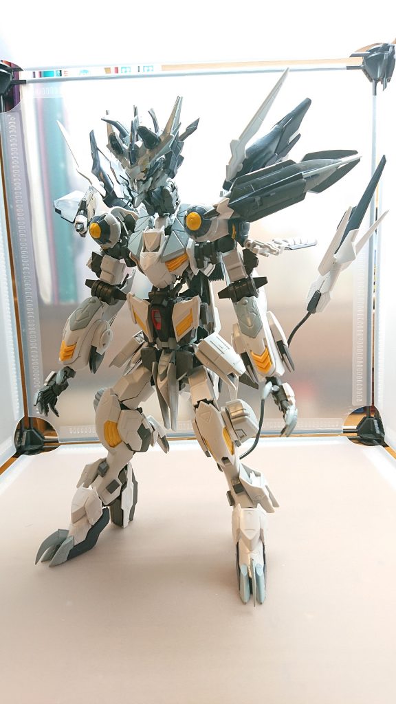 バルバトスウルガル・ウォリアー形態(モード)ウルガルが立ち上がって二足歩行になった戦闘形態ビーストモードの時よりも機動力が高くなっており巨大な腕で格闘戦を駆使して攻撃する