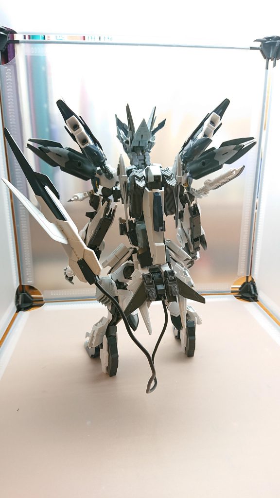 二足歩行になったことで機体のシルエットが大きく変化しておりその姿はまるで竜に近い姿となっている