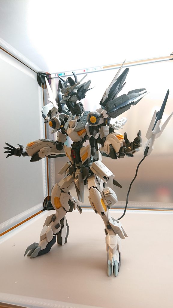 雄叫びを上げて立ちはだかる敵機体に攻撃を仕掛ける