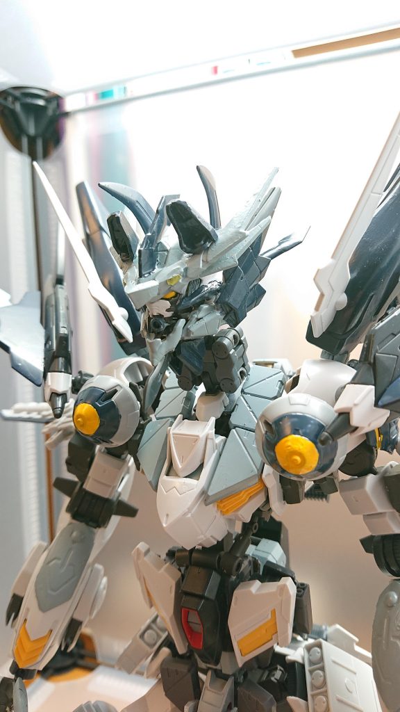 ハウリングロアーウルガル最大の武器自身のエネルギーを口に集中することで強力な破壊光線を発射する少ないエネルギー量でも破壊力が高く連発して放つことも可能さらに肩に搭載されているメーサー砲を使えば広範囲で破壊光線を放つことができる