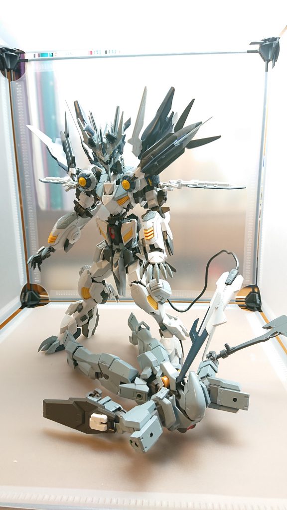 高い機動力で敵を翻弄しながら格闘とテイルブレードを駆使して機体を破壊たった数分で複数の敵機体を撃破する