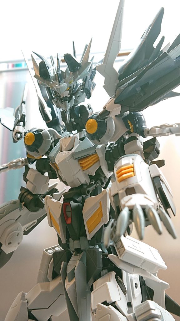 以上バルバトスウルガルでしたバルバトスルプスレクスで狼型の巨大な機体を作りたいとずっと思ってたのでようやく形にすることが出来ました特に口の稼働はルプスレクスの独特な形状を見てこれはエヴァみたいに動かしたらカッコいいんじゃないかと思い改造上手く口を動かすギミックが出来ましたとにかく完成して本当に良かったと思います!