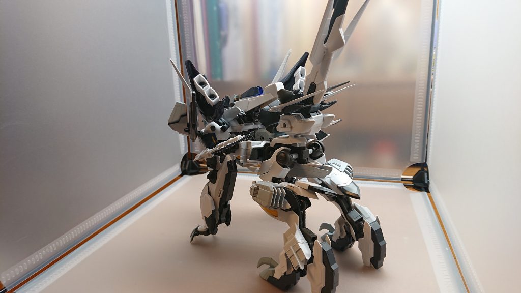 終末の日の大戦でラグナヴォルフの初代パイロットが率いるチームと出会う初めは恐れられ敵対しかけたがラグナヴォルフの初代パイロットとすぐ和解して意気投合するそれ以来大戦では共にディザイアガンダムが繰り出していた敵機体を次々と撃破してきた大戦が終わりパイロットと別れて洞窟で長い眠りについていたが100年の年月が経ちディザイアガンダムの気配を感じて再び目覚めるそして彼は現在のラグナヴォルフのパイロットつまりバルバトスヴォルフのパイロットと出会うのである