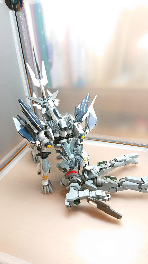 戦闘では巨大なカギ爪で敵機体の装甲を切り裂き、破壊した機体を喰らう本来なら食事をとらないのだがウルガル自身はモビルスーツの装甲や部品を食べると力がみなぎるらし