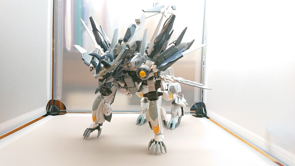 ウルガル高機動形態ウルガルの背部のスラスターと肩のブースター、ウィングが展開した形態機動力が上昇し素早い動きで敵を翻弄し肩にあるショートブレードで敵を切り裂く