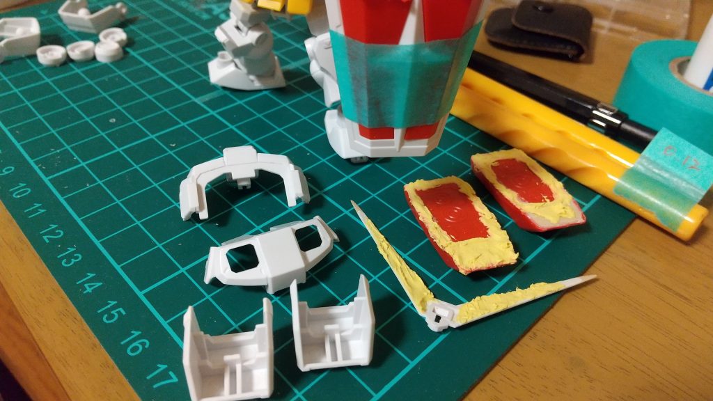 SDはでかい穴がたくさんあるのでポリパテやエポパテで埋めています。アンテナはパテで延長してとがらせました。スジボリは彫り直しと少し追加。