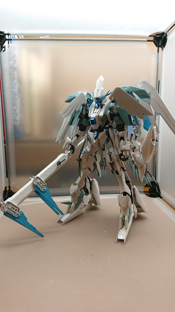 バルバトスコキュートスレイドバルバトスコキュートスがウルラと合体した強化形態周囲を凍結するだけでなく機体が生み出した氷で錬金術と同じようにあらゆる武器だけでなく生物を生み出すことができる但し生み出した生物は短時間しか動けないさらにこの形態で放つ冷気で生み出された氷は一生溶けることはなくカルラの炎とコキュートスのパイロットの意志でしか溶かすことができないそしてこの攻撃を受けた機体のパイロットは凍結されることでコールドスリープ状態にすることも可能勿論エレクトロンも例外ではない