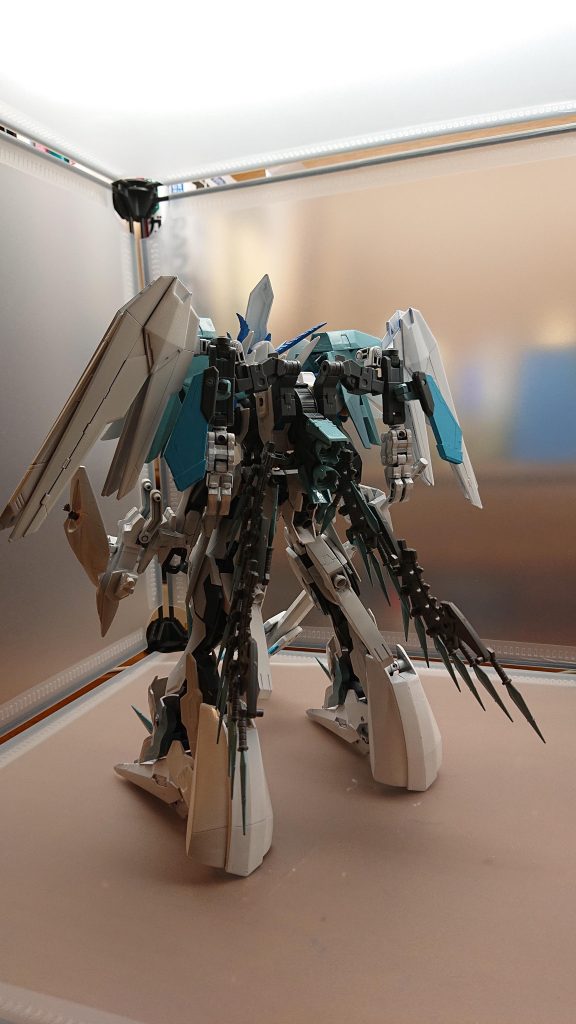 バックパックには4枚の翼が装備されており長時間の飛行が可能になったさらに空中で冷気を放つことで周囲の天候を自由に操ることができるようになった