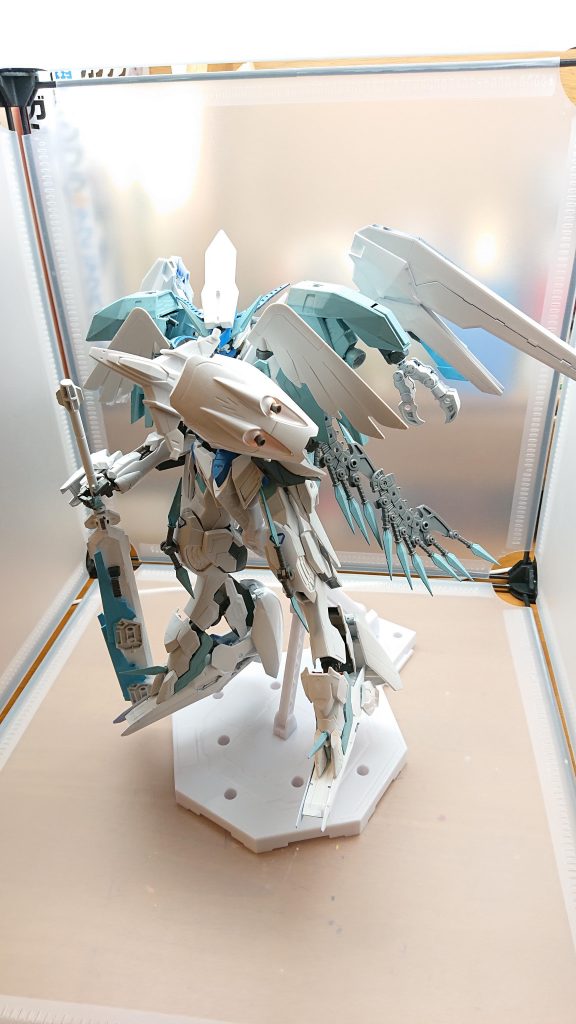 左腕に装備されている盾は冷気を放ち巨大な氷の盾にすることが可能となっている