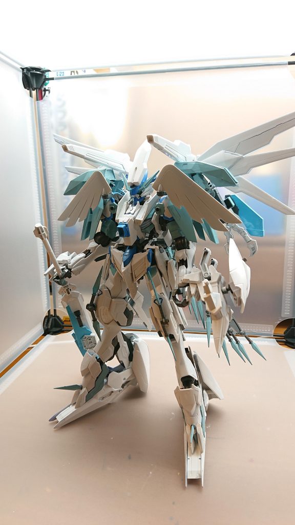 ウィング部に搭載されているキャノン砲と凍結砲を合わせて放つことで一瞬であらゆる物質を凍らし粉々にしてしまう