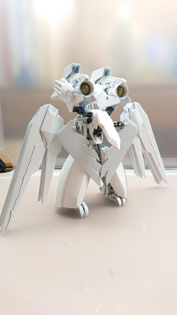 コキュートス専用支援機ウルラフクロウの姿をした動物型の遺物全身が白く黄金色の瞳が特徴とされている長い間世界を空から見守っており様々な国からはウルラの姿を見ると幸運が訪れると云われているウルラはラテン語でフクロウ