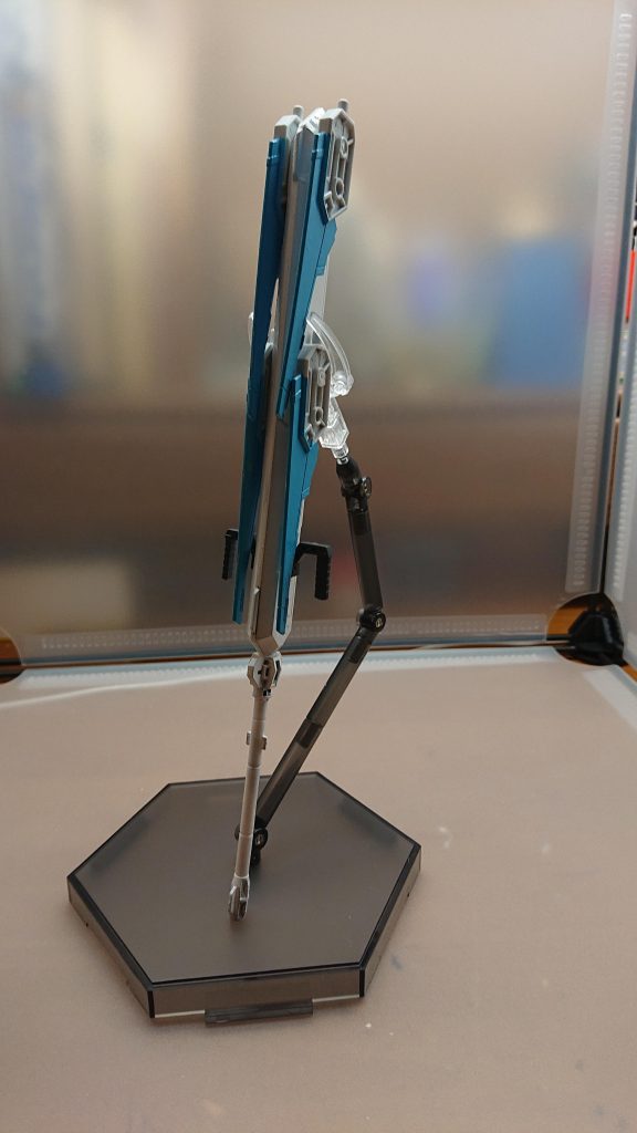 グレッシャーメイスコキュートスレイドが生み出した専用武器武器型遺物と同等のパワーを宿しておりラグナヴォルフの使用武器フェンリルと同じくメイス、大鎌、大剣の3つの形態に変形することが可能グレッシャーはドイツ語で氷河