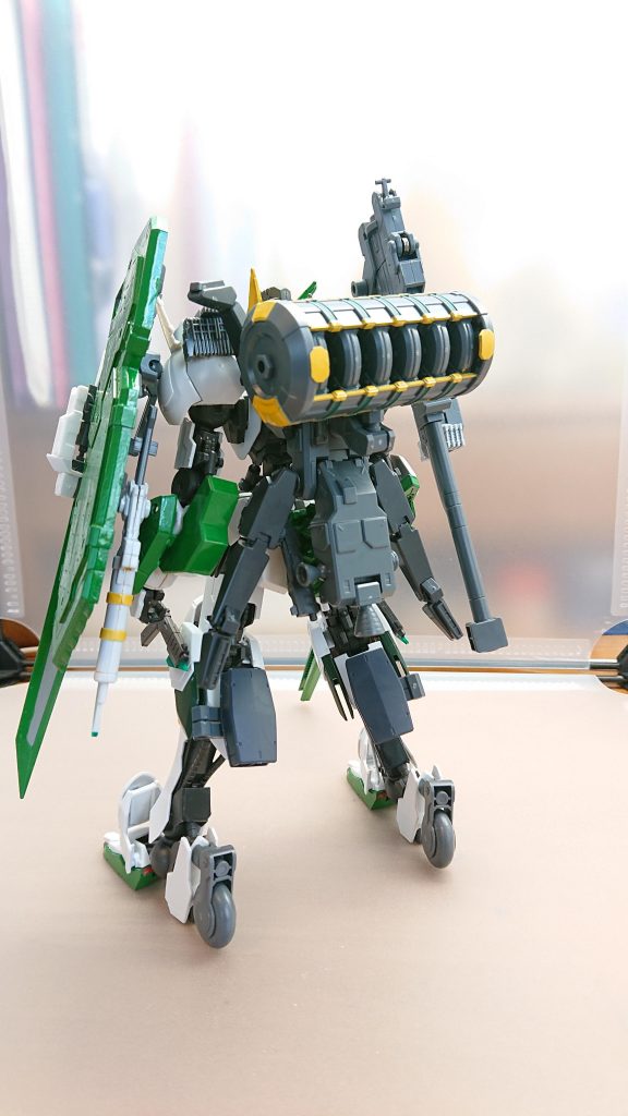 背面には自走砲を背負い分離して連携攻撃を仕掛けるまた脚部の後ろにはホバーブースターを装備されており砂漠地帯でもスムーズに移動ができる