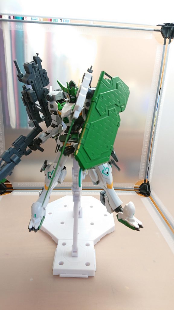 大型ショルダーシールドバルバトスロビンフッドの左肩に装備された巨大な盾光学迷彩が施されており姿を隠して不意打ちや狙撃を行う