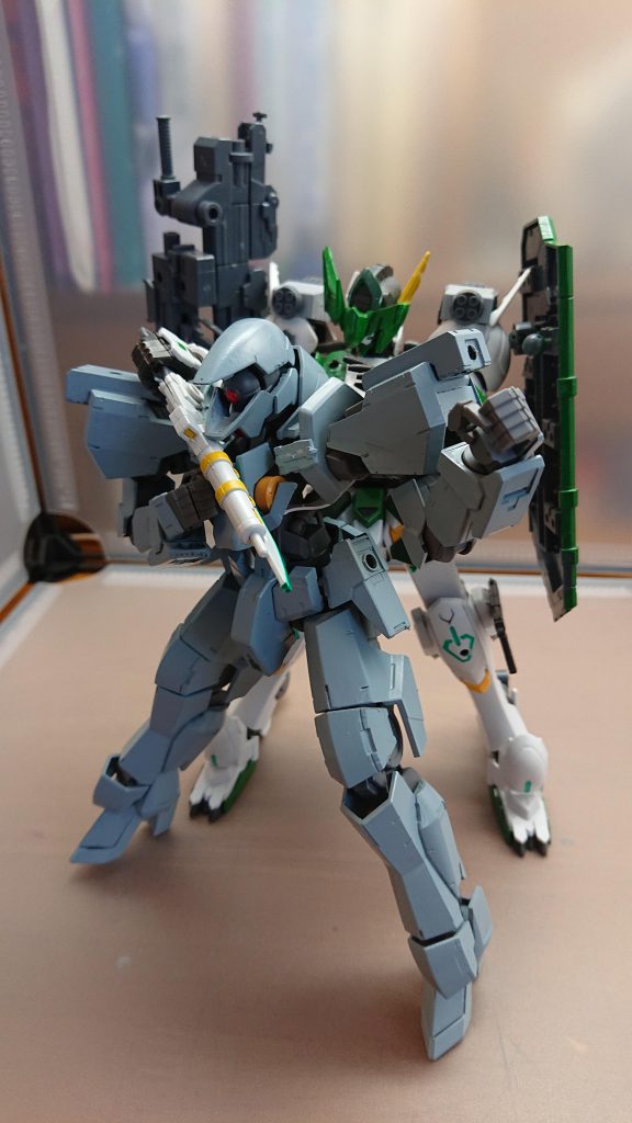 大型ショルダーシールドで身を隠しヴァルハラグレイズの背後をとり急所に攻撃を仕掛ける