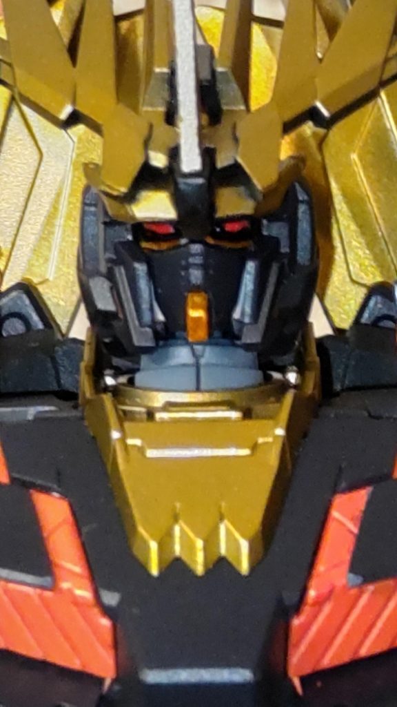 顔も塗りました。目は蛍光レッドです装甲は、自作のほぼ黒だけど良く見るとブルーで塗りました。サイコフレームは色々と4層くらい塗って有ります。ゴールドは自己流の百式塗りです。最後まで観て頂きましてありがとうございますm(_ _)m