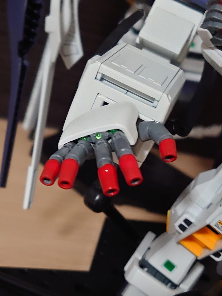 指の根元のセンサーもHアイズで頑張って再現しました。