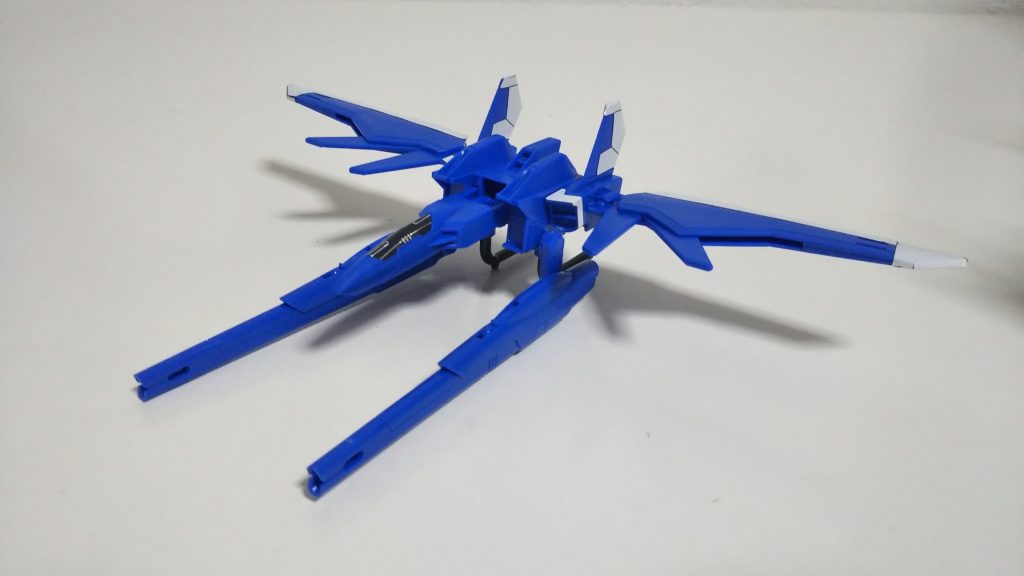 スピリッツ単体より元ネタに近いようウィングをビルドブースターの物とは逆に取り付け、機体後部に穴の開いたジョイントにカーブしたランナーを接着したのみです。