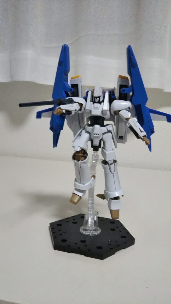 このようにエルガイムには三ミリ穴があるので、いろんなバックパックを合体したりすることが可能です。