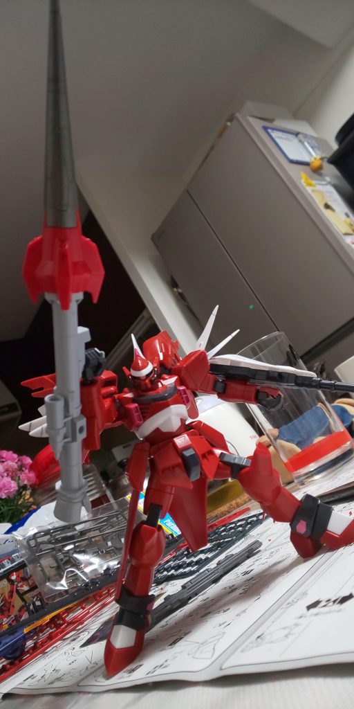 武器は通常の機関銃付きシールドと機動力を生かせるように突進系のトンファーランス。バズーカの先端にジャスティスナイトのランスをくっ付けてたオリジナル武器です。機体名は深紅とシグーをかけたシンクー！