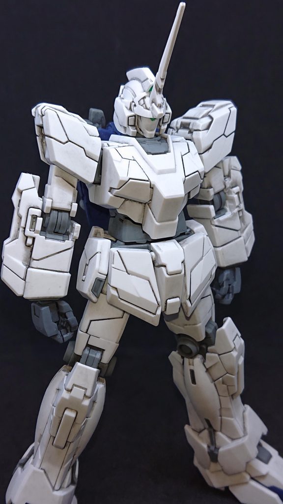 握り拳はジム改の余り物から拝借。無塗装で仕上げたので、手の甲はグレーのままです。