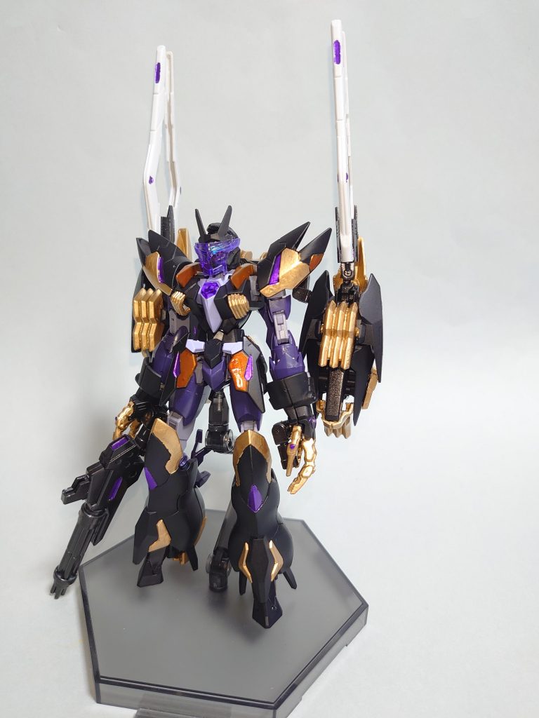 名前の通り、エルドラの技術でクロノスを再現しようとした機体です。オリジナルのクロノスを参考にしつつ、アルスアースリィに有機的なパーツを中心に組み込んでヴェイガン機とエルドラ機の融合のような機体を目指してみました。