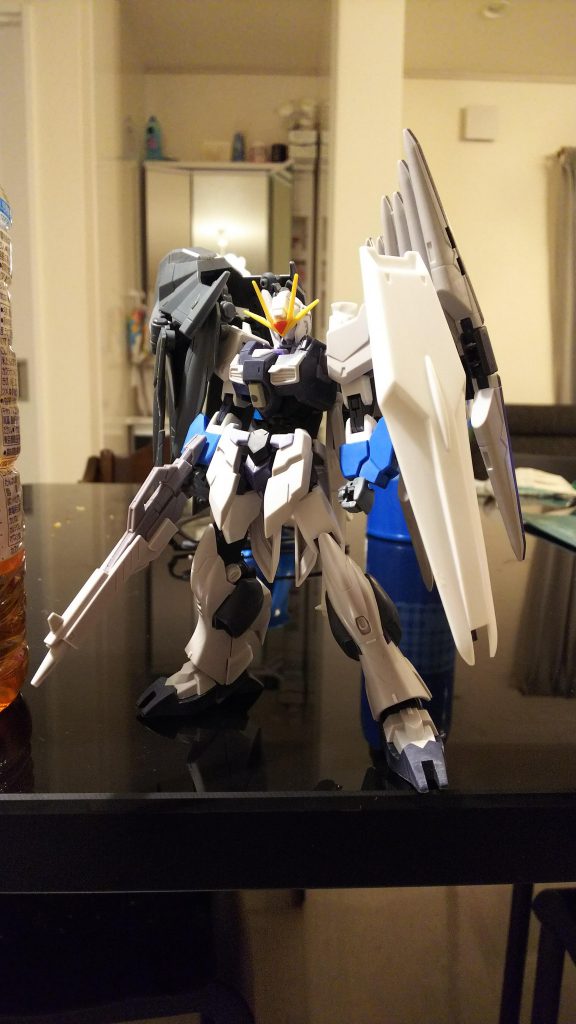 塗装前の状態です。頭部以外の本体改造は下記となります。首の接続部を3㎜かさ上げコクピット部エポパテにてスクラッチ腹部接続部で2㎜延長腕部はアースリィガンダムを使用。太股はアースリィガンダムを使用。膝下の部分の接続軸を6㎜上へ脛下にWAVE BJ-06プラサポを接着し二重間接化して接地性を向上
