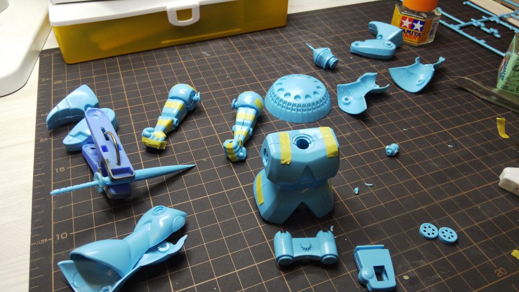 いろいろと改造ポイントを考える。アルミ線接続、肩幅をハノ字、足が薄いので厚みを持たせる、顎を少し引いたが感じにするこのくらいかな。