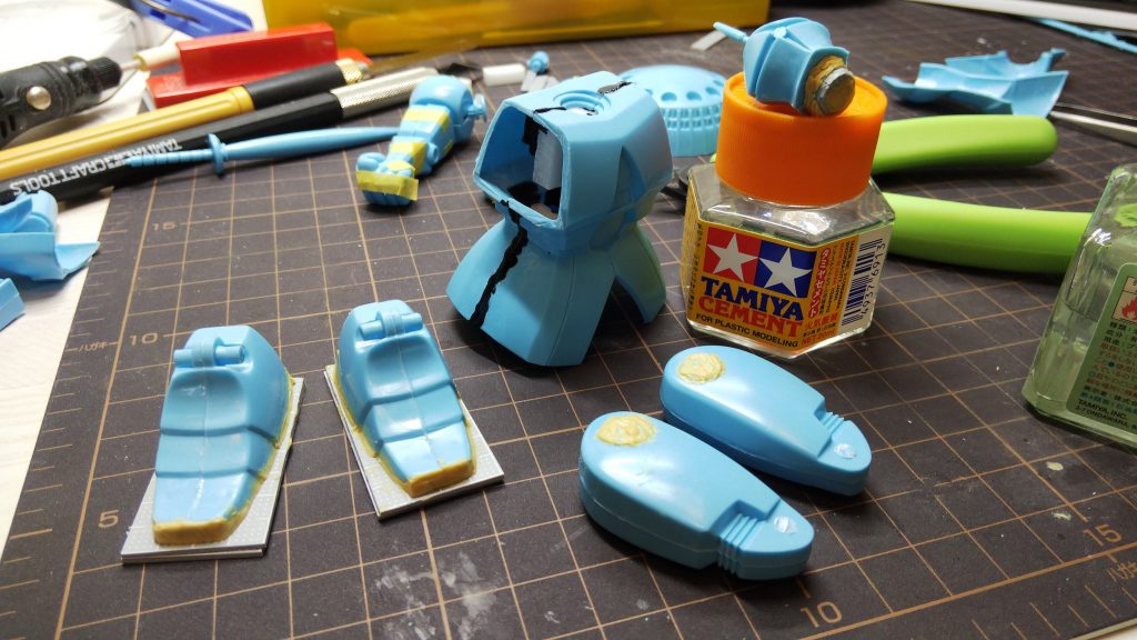 肩幅カット、中にプラ棒を仕込む足裏に2ミリプラ板を張って厚くする。