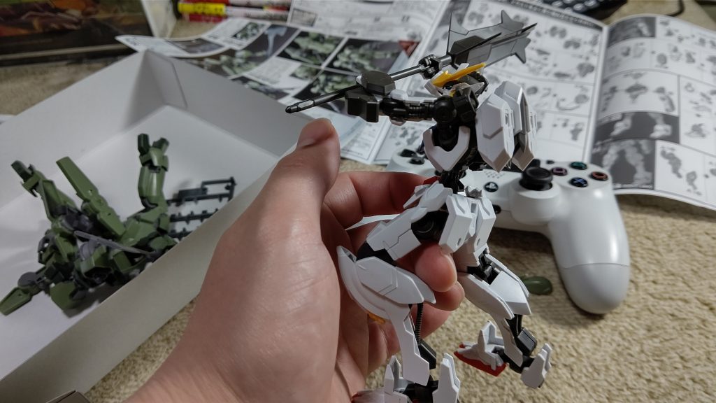 アニメを観ながらポージング。最初はバルバトスの足も付けた状態にする予定でした。