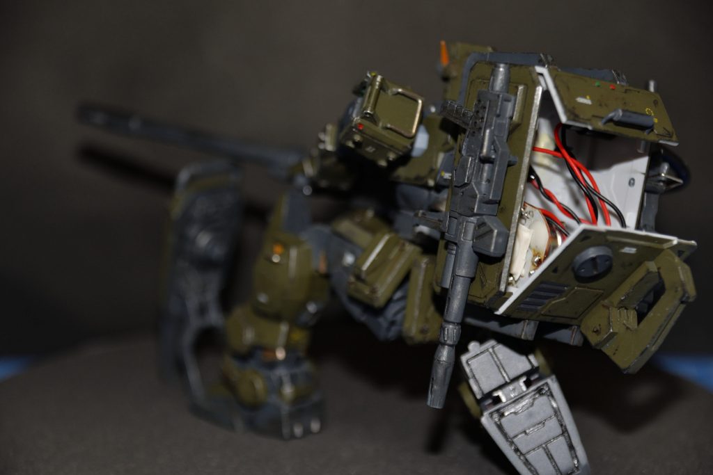 縁日でよくある三色のLEDのペンダントをばらして、電池をバックパックに、LEDを頭、キャノンの先端、バックパックに仕込みました。