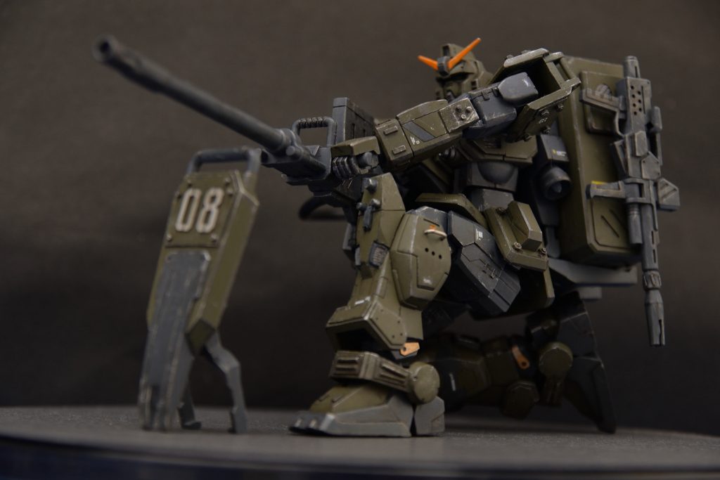 陸戦型ガンダムといえばこのポーズ。キャノンがうまく盾に乗りませんでした。