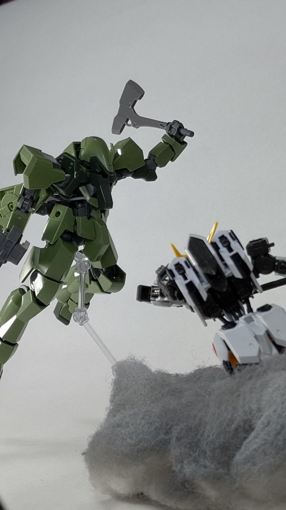 バルバトスはガンダムマーカーで部分塗装、グレイズは無塗装でそれぞれ光沢のトップコートでツヤツヤにしてます。今回はアニメに近づけるため汚し塗装はしませんでした。