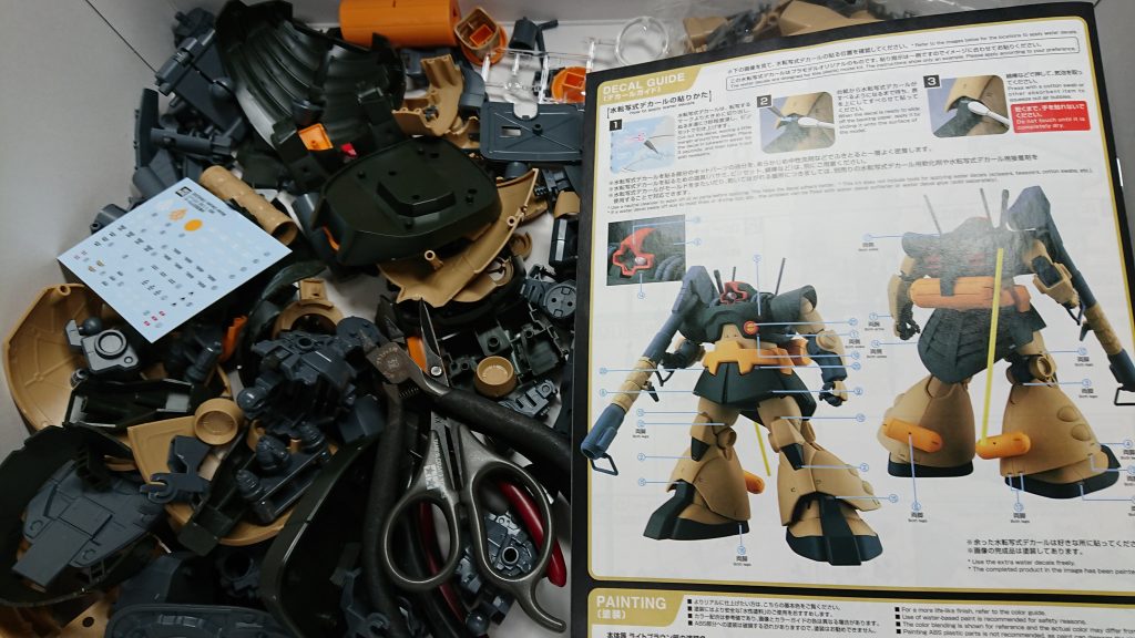 仮組みしないでとにかくパーツ全切りを。