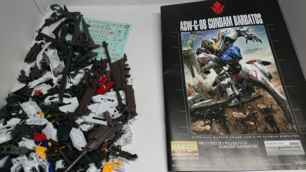 パーツ全切りを。後でフレームパーツの細かさに後悔しました。